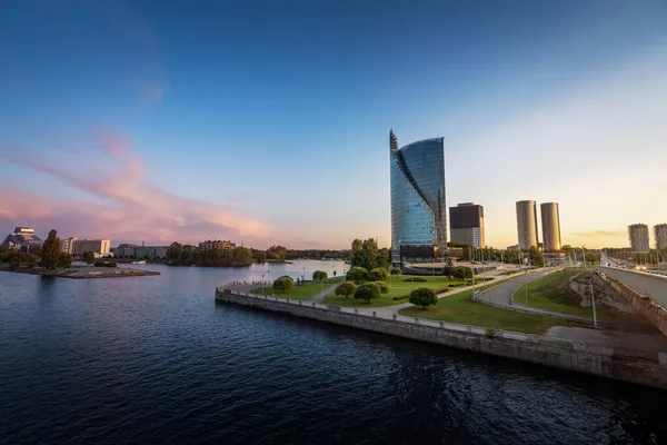 Edificios Modernos Isla Kipsala Atardecer Cisjordania Daugava Pardaugava Riga Letonia — Foto de Stock