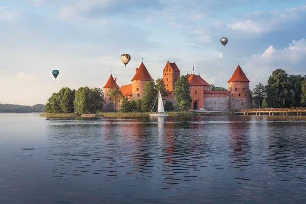 Castillo Isla Trakai Con Globos Aerostáticos Trakai Lituania — Foto de Stock