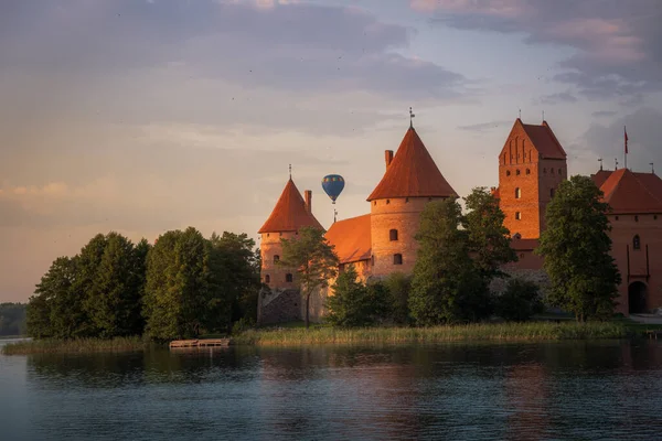 Castillo Trakai Atardecer Con Globo Aerostático Trakai Lituania — Foto de Stock