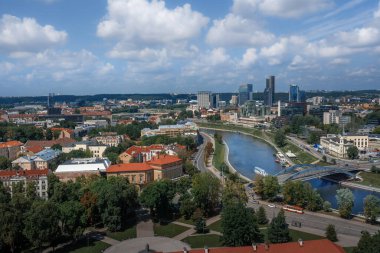 Yeni şehir merkezinin (Güney Snipiskes) modern binalarıyla Neris Nehri 'nin havadan görünüşü - Vilnius, Litvanya
