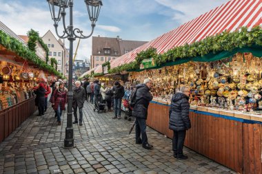 Nuremberg, Almanya - 09 Aralık 2019: Christkindlesmarkt 'taki Noel Marketleri - Nuremberg, Bavyera, Almanya