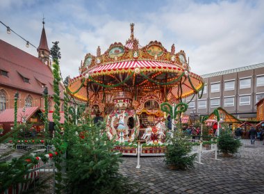 Nuremberg, Almanya - 09 Aralık 2019: Noel Pazarı Atlıkarınca (Christkindlesmarkt) - Nuremberg, Bavyera, Almanya