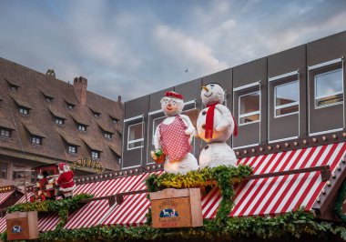 Nuremberg, Almanya - 09 Aralık 2019: Christkindlesmarkt 'taki Noel Market Stall dekorasyonu - Nuremberg, Bavyera, Almanya