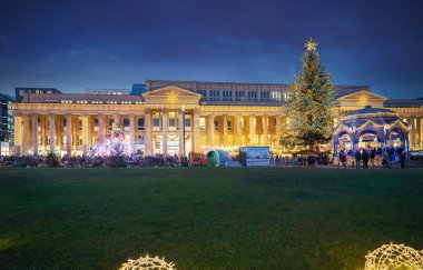 Stuttgart, Almanya - 16 Aralık 2019: Schlossplatz 'da Noel Pazarı - Stuttgart, Baden-Wurttemberg, Almanya