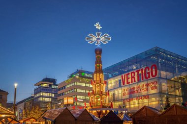 Stuttgart, Almanya - 16 Aralık 2019: Schlossplatz 'da Noel Pazarı - Stuttgart, Baden-Wurttemberg, Almanya