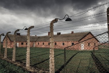 Auschwitz II 'deki dikenli tel örgüler ve binalar - Birkenau, eski Alman Nazi Toplama ve İmha Kampı - Polonya