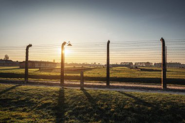 Auschwitz II 'deki dikenli teller - Birkenau, eski Alman Nazi Toplama ve İmha Kampı - Polonya