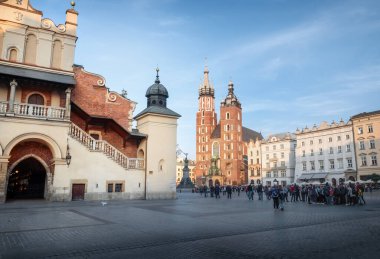 Ana Pazar Meydanı, Cloth Hall ve St. Mary Bazilikası - Krakow, Polonya