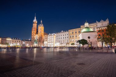 St. Mary Bazilikası ve St. Wojciech Kilisesi ile geceleyin ana Pazar Meydanı - Krakow, Polonya