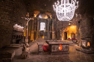 Wieliczka, Polonya - 24 Ekim 2019: Wieliczka tuz madeninde St Kingas Şapel Altar - Wieliczka, Polonya