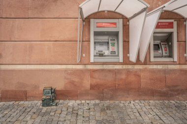 Wroclaw, Polonya - 20 Ağustos 2019: ATM Dispenserers (Bankomatki) gerçek bir bankanın yanında cüceler - 2005 yılından bu yana şehirde yüzlerce wroclaw cüce figürü belirdi - Wroclaw, Polonya