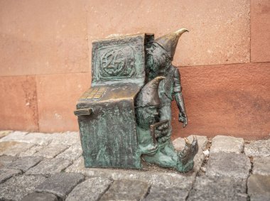 Wroclaw, Polonya - 20 Ağustos 2019: ATM Dispensers dwarfs (Bankomatki) - 2005 'ten beri şehirde yüzlerce wroclaw cüce heykeli belirdi - Wroclaw, Polonya
