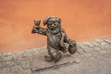 Wroclaw, Polonya - 20 Ağustos 2019: Franky Boozehound dwarf (Franek Moczymordka) - 2005 yılından beri şehirde yüzlerce wroclaw cüce figürü görüldü - Wroclaw, Polonya