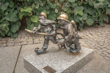 Wroclaw, Polonya - 20 Ağustos 2019: İtfaiyeci cüceler (Pozarki) - 2005 yılından beri şehirde yüzlerce wroclaw cüce figürü belirdi - Wroclaw, Polonya