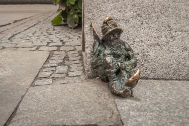 Wroclaw, Polonya - 20 Ağustos 2019: Uyuyan Hapishane Memuru Cüce (Spioch Stranik) - 2005 yılından beri şehirde yüzlerce Wroclaw cüce heykeli belirdi - Wroclaw, Polonya