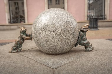 Wroclaw, Polonya - 20 Ağustos 2019: Sisyphus cüceleri (Syzyfki) - 2005 'ten beri şehirde yüzlerce wroclaw cüce figürü belirdi - Wroclaw, Polonya