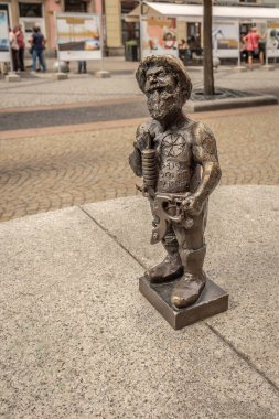 Wroclaw, Polonya - 20 Ağustos 2019: Dövme Sanatçısı Cüce (Dziarus) - 2005 yılından beri şehirde yüzlerce wroclaw cüce figürü belirdi - Wroclaw, Polonya