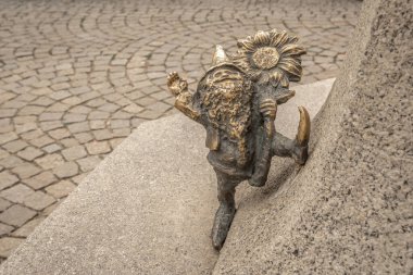 Wroclaw, Polonya - 20 Ağustos 2019: Ayçiçekli iyi dilek cücesi (Zyczliwek) - 2005 yılından beri şehirde yüzlerce wroclaw cüce figürü belirdi - Wroclaw, Polonya