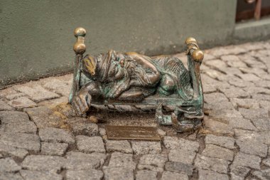 Wroclaw, Polonya - 21 Ağustos 2019: Horlayan Uyuyan Cüce (Chrapek) - 2005 yılından bu yana şehirde yüzlerce wroclaw cüce figürü belirdi - Wroclaw, Polonya