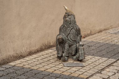 Wroclaw, Polonya - 21 Ağustos 2019: Gezgin cüce Arcik (Podroznik) - 2005 yılından beri şehirde yüzlerce wroclaw cüce figürü belirdi - Wroclaw, Polonya