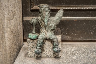 Wroclaw, Polonya - 21 Ağustos 2019: Noter cücesi (Rejent) - 2005 yılından beri şehirde yüzlerce cüce heykel belirdi - Wroclaw, Polonya