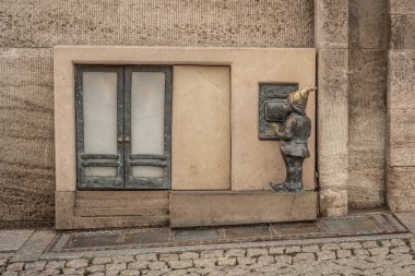 Wroclaw, Polonya - 21 Ağustos 2019: ATM Çekme cüceleri (Wyplatnik) - 2005 yılından beri şehirde yüzlerce wroclaw cüce figürü belirdi - Wroclaw, Polonya
