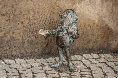 Wroclaw, Polonya - 21 Ağustos 2019: Turist cücesi (Turysta) - 2005 yılından beri şehirde yüzlerce wroclaw cüce figürü belirdi - Wroclaw, Polonya