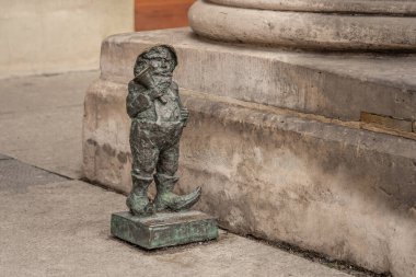 Wroclaw, Polonya - 21 Ağustos 2019: Broker Cüce (Gieldus) - 2005 yılından bu yana şehirde yüzlerce wroclaw cüce heykeli görüldü - Wroclaw, Polonya