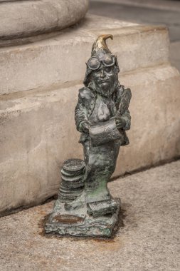 Wroclaw, Polonya - 21 Ağustos 2019: Debtie dwarf (Dlugi veya Rejestrus) - 2005 yılından bu yana şehirde yüzlerce wroclaw cüce heykeli görüldü - Wroclaw, Polonya