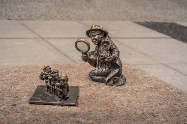 Wroclaw, Polonya - 21 Ağustos 2019: Dedektif Magda, Hırsızlar Rehberi, Klor, Yara Cüceleri (Detektyw Magda, Rabusie Przewodnik, Chlor, Szrama) - 2005 yılından beri yüzlerce wroclaw cüce figürü ortaya çıktı