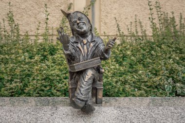 Wroclaw, Polonya - 21 Ağustos 2019: Profesör Miodek cüce - 2005 'ten beri şehirde yüzlerce wroclaw cüce figürü belirdi - Wroclaw, Polonya