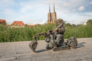 Wroclaw, Polonya - 21 Ağustos 2019: Kazı cücesi (Koparkus) - 2005 yılından beri şehirde yüzlerce wroclaw cüce figürü ortaya çıktı - Wroclaw, Polonya