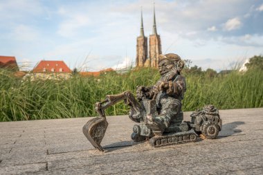 Wroclaw, Polonya - 21 Ağustos 2019: Kazı cücesi (Koparkus) - 2005 yılından beri şehirde yüzlerce wroclaw cüce figürü ortaya çıktı - Wroclaw, Polonya