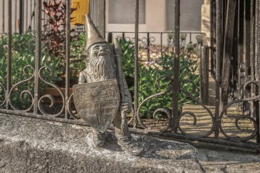 Wroclaw, Polonya - 21 Ağustos 2019: Ursus cücesi kalkan ile - 2005 yılından beri şehirde yüzlerce wroclaw cüce figürü belirdi - Wroclaw, Polonya