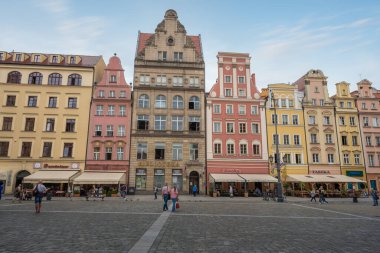 Wroclaw, Polonya - 20 Ağustos 2019: Market Meydanı 'ndaki renkli kasaba evleri ve restoranlar (Rynek Meydanı) - Wroclaw, Polonya