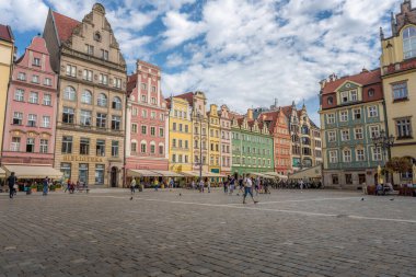 Wroclaw, Polonya - 20 Ağustos 2019: Market Meydanı 'ndaki renkli kasaba evleri ve restoranlar (Rynek Meydanı) - Wroclaw, Polonya