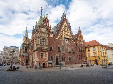 Wroclaw, Polonya - 20 Ağustos 2019: Pazar Meydanındaki Eski Belediye Sarayı - Wroclaw, Polonya