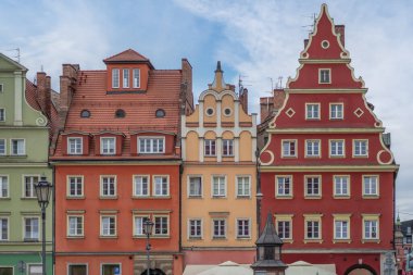 Renkli şehir binaları Salt Market Meydanı - Wroclaw, Polonya