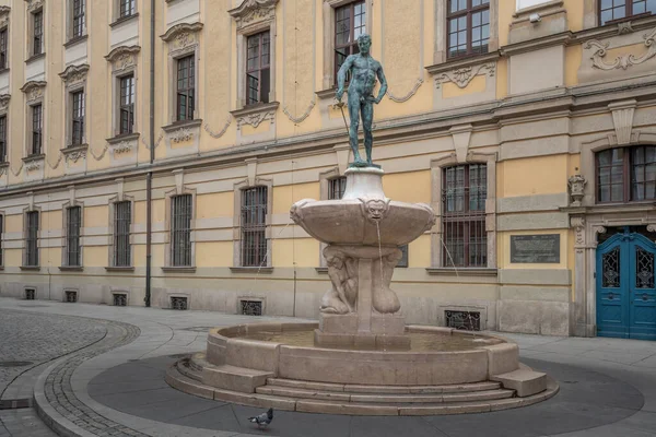 Scultura Spadaccino Nudo Fencer Fountain Presso Università Breslavia Creato Hugo — Foto Stock