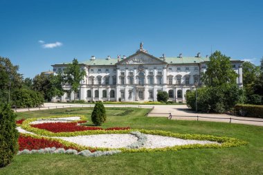 Varşova, Polonya - 24 Ağustos 2019 Krasinski Sarayı Bahçeleri - Varşova, Polonya