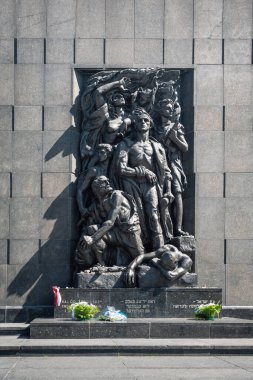 Varşova, Polonya - 24 Ağustos 2019: Nathan Rapoport tarafından yapılan ve 1948 'de açılan Getto Kahramanları Anıtı - Varşova, Polonya