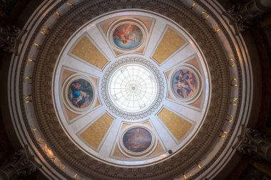 Varşova, Polonya - 25 Ağustos 2019: Lazienki Parkı 'ndaki Ada' daki Rothunda Tavanı - Varşova, Polonya