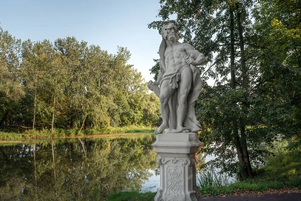 Varsovie Pologne Août 2019 Rive Lac Wilanow Avec Des Statues — Photo