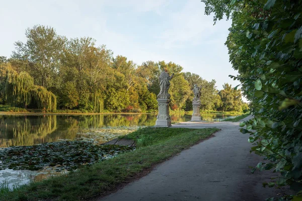 Varsovie Pologne Août 2019 Rive Lac Wilanow Avec Des Statues — Photo