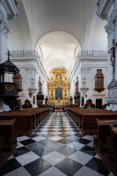 Варшава, Польша - 27 августа 2019 г.: Интерьер Крестовоздвиженской церкви - Варшава, Польша