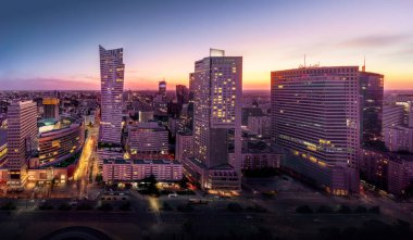 Günbatımında Varşova Modern Binaları 'nın havadan görünüşü - Varşova, Polonya