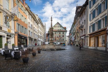 Luzern, İsviçre - 27 Kasım 2019: Weinmarkt - Luzern Old Town Meydanı - Lucerne, İsviçre