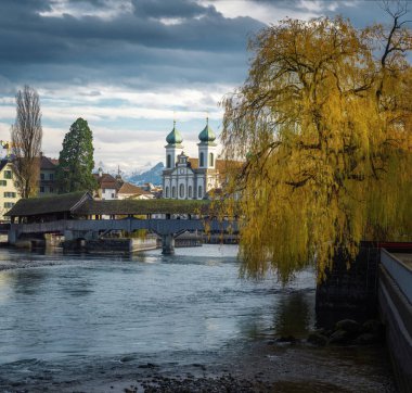 Luzern Skyline ile Cizvit Kilisesi ve Reuss Nehri - Lucerne, İsviçre