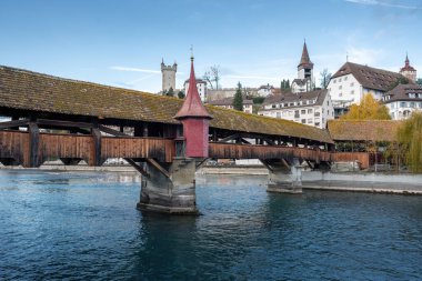 Spreuer Köprüsü (Spreuerbrucke) Luzern - Lucerne, İsviçre 'deki ahşap köprüyü kapladı.