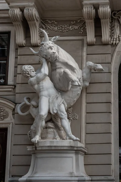 Herakles Und Die Kretische Bulle Der Hofburg Von Lorenzo Mattielli — Stockfoto